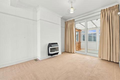 3 bedroom terraced house to rent, Sandringham Gardens, Ilford IG6