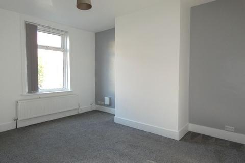 2 bedroom terraced house to rent, Carlinghow Lane, Batley