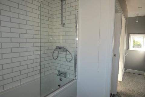 2 bedroom terraced house to rent, Carlinghow Lane, Batley