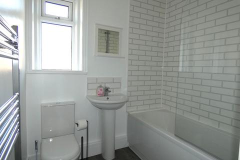 2 bedroom terraced house to rent, Carlinghow Lane, Batley