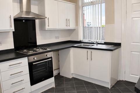 2 bedroom terraced house to rent, Regent Street, Castleford