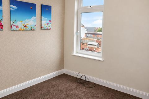 2 bedroom terraced house to rent, Regent Street, Castleford