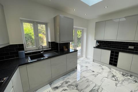 3 bedroom house to rent, Rom Crescent, Romford, RM7