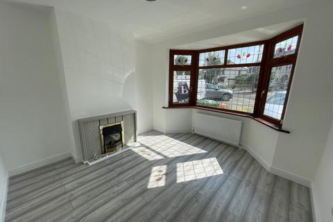 3 bedroom house to rent, Rom Crescent, Romford, RM7