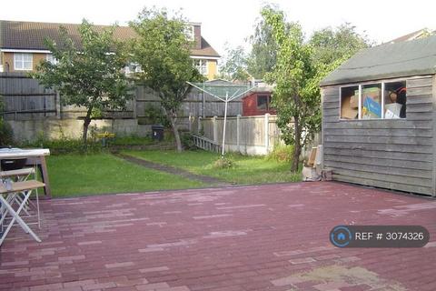 3 bedroom semi-detached house to rent, Ilford, Ilford, IG2