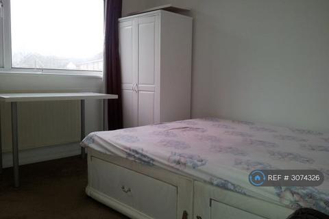 3 bedroom semi-detached house to rent, Ilford, Ilford, IG2