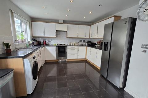 4 bedroom detached house to rent, Ainsbrook Avenue, Greater Manchester M9
