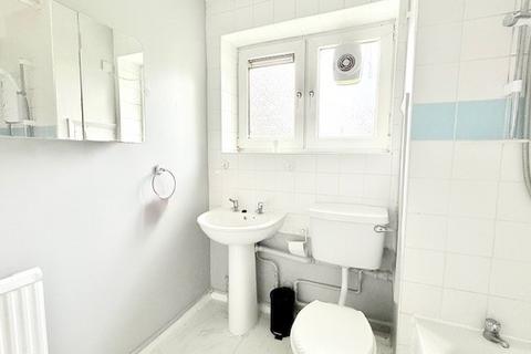 2 bedroom flat to rent, Wallers Close, Woodford Green, IG8