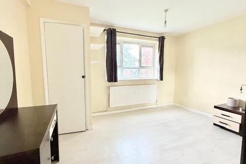 2 bedroom flat to rent, Wallers Close, Woodford Green, IG8