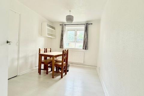 2 bedroom flat to rent, Wallers Close, Woodford Green, IG8