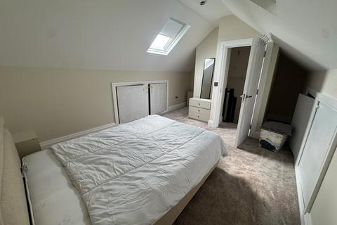 1 bedroom in a house share to rent, Middleton Gardens, Ilford IG2