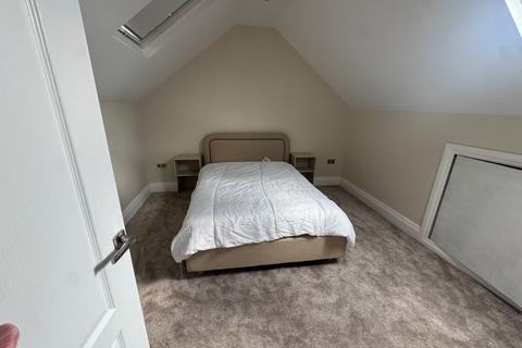 1 bedroom in a house share to rent, Middleton Gardens, Ilford IG2