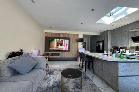 1 bedroom in a house share to rent, Middleton Gardens, Ilford IG2