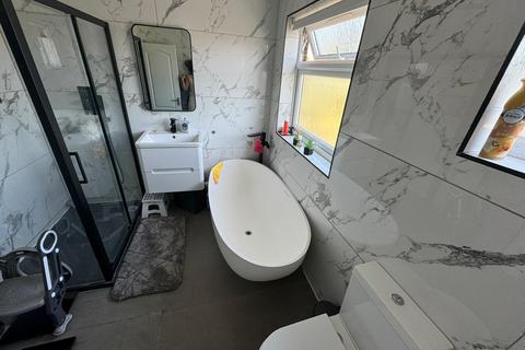 1 bedroom in a house share to rent, Middleton Gardens, Ilford IG2