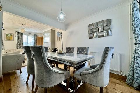 4 bedroom detached house for sale, Willenhall Close, Luton