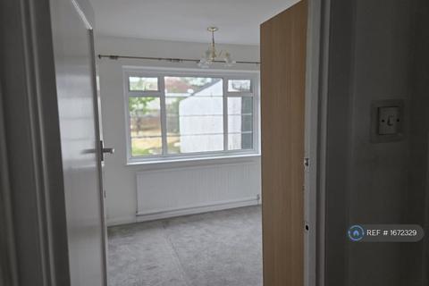 3 bedroom bungalow to rent, Woodford Crescent, Pinner, HA5
