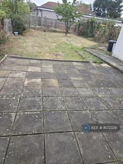 3 bedroom bungalow to rent, Woodford Crescent, Pinner, HA5