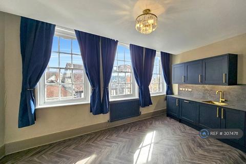 3 bedroom flat to rent, High Street, Tewkesbury, GL20