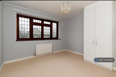 3 bedroom semi-detached house to rent, Tees Close, Upminster, RM14