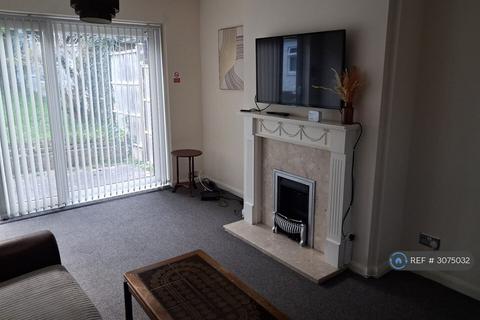3 bedroom semi-detached house to rent, Kendrick Drive, Leicester, LE2