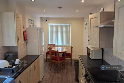 3 bedroom semi-detached house to rent, Kendrick Drive, Leicester, LE2