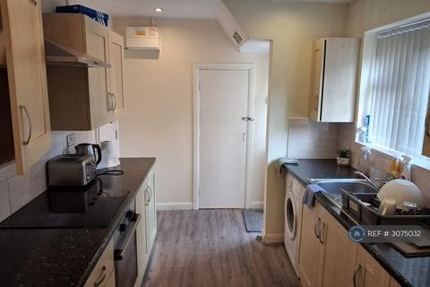3 bedroom semi-detached house to rent, Kendrick Drive, Leicester, LE2