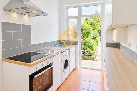 3 bedroom terraced house to rent, Radnor Crescent, Ilford, IG4