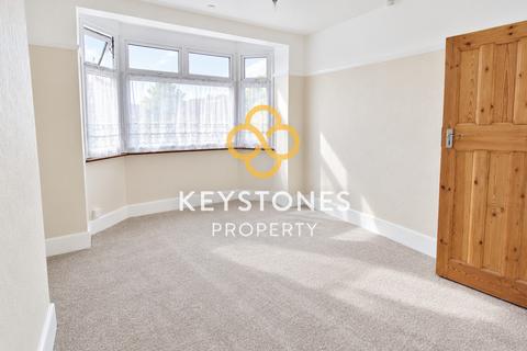 3 bedroom terraced house to rent, Radnor Crescent, Ilford, IG4