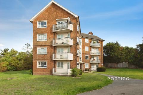 2 bedroom flat to rent, Wallers Close, IG8