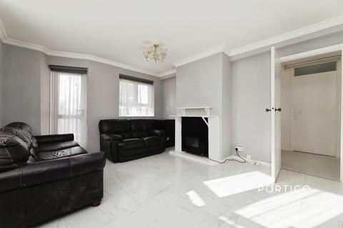 2 bedroom flat to rent, Wallers Close, IG8