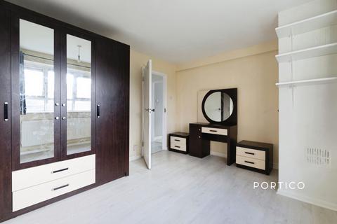 2 bedroom flat to rent, Wallers Close, IG8