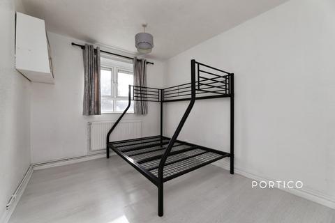 2 bedroom flat to rent, Wallers Close, IG8