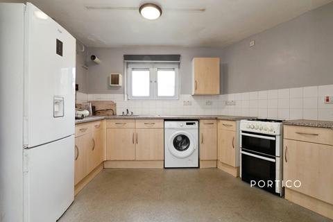 2 bedroom flat to rent, Wallers Close, IG8