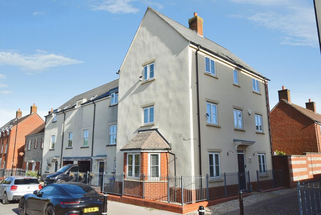 Shears Drive, Amesbury SP4 7XY 5 bed end of terrace house for sale - £ ...