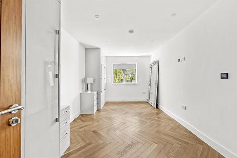 2 bedroom apartment to rent, Manor Road, Chigwell