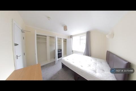 1 bed room for rent in Cambridge Road West, Farnborough, GU14