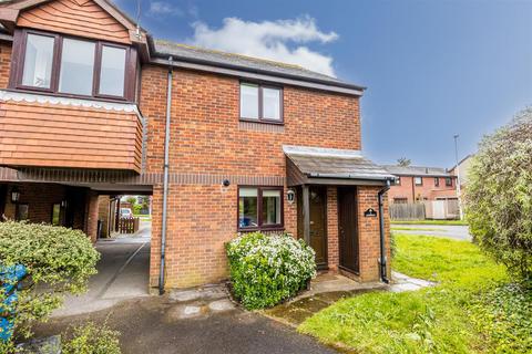 2 bedroom house to rent, Lander Close, Poole