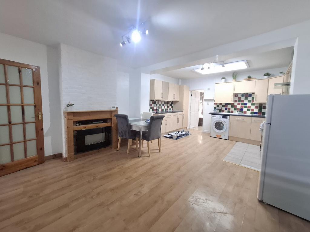 Poynton Road, London N17 2 bed ground floor flat to rent - £1,900 pcm ...