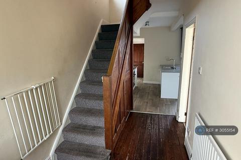3 bedroom semi-detached house to rent, Roseway, Telford, TF1