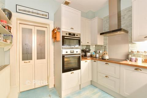 2 bedroom ground floor flat for sale, 193 York Avenue, East Cowes PO32
