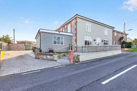 4 bedroom detached house for sale, Main Road, Newbridge
