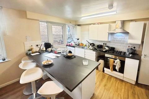 5 bedroom flat to rent, Brookvale Road, Hampshire SO17