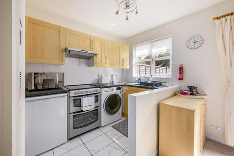 2 bedroom house to rent, Waldren Close, Poole