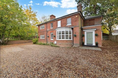 5 bed detached house for rent in Milton Road, Wokingham, Berkshire, RG40