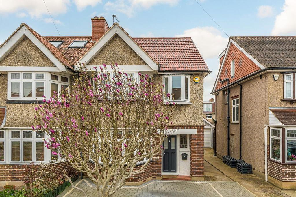 Melrose Avenue, Twickenham TW2 4 bed house to rent - £3,500 pcm (£808 pw)