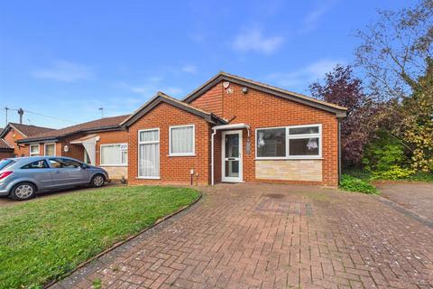 3 bed bungalow for rent in Fifield Close, Attleborough, Nuneaton
