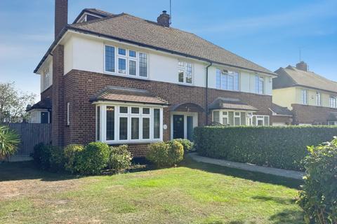 4 bed semi-detached house for rent in Woodside, Leigh-On-Sea