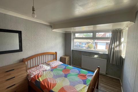 4 bed semi-detached house for rent in West Bromwich, B70