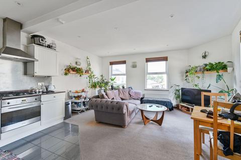 2 bed flat/apartment for rent in Garratt Lane, Tooting Broadway, London, SW17