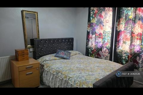 3 bed semi-detached house for rent in Middlepark Road, Dudley, DY1